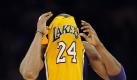 Ich bin mal eben weg... Basketball-Star Kobe Bryant von den Los Angeles Lakers verkriecht sich in sein Trikot, nachdem er ein technisches Foul begangen hat. Foto: Paul Buck. Foto: dpa