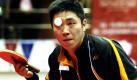 Yang Zi aus Singapur schmettert den Tischtennisball gegen Phuchong Sanguansin aus Thailand im Tischtennis-Finale der Männer bei den 25. Southeast Asian Games in Laos. Foto: ap
