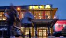 Kunden gehen am Freitag (16.11.07) vor dem Moebelhaus Ikea in Chemnitz ueber einen Parkplatz. Das Ikea-Einrichtungshaus Chemnitz befindet sich weiter auf Wachstumskurs. Im abgelaufenen Geschaeftsjahr (31. August 2007) seien 1,7 Millionen Besucher gezaehlt worden, sagte Geschaeftsfuehrer Raymond Doering der Nachrichtenagentur ddp in Chemnitz. Dies sei eine Steigerung gegenueber dem Eroeffnungsjahr 1994 um 170 Prozent. In zwei Jahren werde die Ueberschreitung der
Zwei-Millionen-Grenze angepeilt. Das Einzugsgebiet reiche bis Nordbayern und Ostthueringen.

Foto: Uwe Meinhold/ ddp Foto: ddp