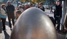 Besucher betrachten am Freitag, 9. Oktober 2009, die Demokratieglocke auf dem Augustusplatz in Leipzig. Die Glocke wurde anlässlich des 20. Jahrestages der friedlichen Revolution eingeweiht. Foto: ap