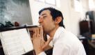 Ende der 1950er Jahre begann der starke Raucher Gainsbourg damit, selbst geschriebene Chansons zu interpretieren. Später erweiterte er seine Repertoire und begann, Lieder für berühmte Künstler zu schreiben und zu komponieren wie für... Foto: Prokino Filmverleih
