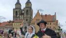 Stadtfest zum Gedenken an Luthers Hochzeit: Laiendarsteller Franziska Kuehnemann als Katharina von Bora und Torsten Lange als Martin Luther, winken in Wittenberg (Sachsen-Anhalt) beim traditionellen Stadtfest Luthers Hochzeit in Sichtweite der Türme der Stadtkirche den Zuschauern des Festumzuges. Die Organisatoren erwarten rund 100.000 Besucher. Foto: dapd