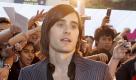 Der amerikanische Alternativ-Musiker Jared Leto kommt in Genting Highlands zur Verleihung der MTV Asia Awards (Foto vom 02.08.2008). Leto und sein Bruder Shannon sind von ihrem Musiklabel Virgin Records auf umgerechnet 20 Millionen Euro Schadenersatz verklagt worden. Die Plattenfirma wirft den beiden Gründern der US-Gruppe 30 Seconds to Mars vor, ihre Verpflichtung zur Produktion von fünf Alben nicht erfüllt zu haben, berichtete der Internetdienst E!Online. Die Alternative-Rock-Gruppe hat bisher nur das mit dem Band-Namen betitelte Debütalbum sowie die Erfolgs-CD 'A Beautiful Lie' (2005) herausgebracht. EPA/SHAMSHAHRIN SHAMSUDIN (zu dpa 0241 vom 16.08.2008) +++(c) dpa - Bildfunk+++ Foto: dpa
