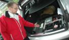 Noch besteht die Technik aus mehreren Boxen, Kabeln und Sensoren im Kofferraum der Testflotte. Foto: pi