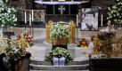 Der Sarg mit der verstorbenen Loki Schmidt steht am Montag (01.11.10) in Hamburg vor Beginn der Trauerfeier in der Hauptkirche Sankt Michaelis neben Kerzen und einem Foto der Verstorbenen. Die Ehefrau des frueheren Bundeskanzlers Helmut Schmidt war am Donnerstag (21.10.10) im Alter von 91 Jahren gestorben. Insgesamt werden 600 Gaeste aus Politik und Gesellschaft zu der Trauerfeier erwartet. (zu dapd-Text) Foto: Marcus Brandt/Pool/dapd Foto: dapd