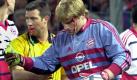 12. April 2000: SC Freiburg gegen Bayern München - kurz vor dem Abpfiff der Partie wird Bayern-Torwart Oliver Kahn von einem Golfball am Kopf getroffen. Mit blutüberströmten Trikot rennt er über den Platz. Manager Uli Hoeneß kann ihn mit Mühe beruhigen und zum Weiterspielen überreden. Die Bayern gewinnen die Partie 2:1. Als Golfballwerfer wird ein 16 Jahre alter Schüler überführt. Foto: dpa