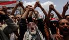 Demonstranten in Sanaa, Jemen, fordern bei einer Protestkundgebung lautstark die Absetzung des Präsidenten Ali Abdullah Saleh. Mindestens 18 jemenitische Städte sollen die ganze Naton dazu aufgerufen haben,  gegen den hartnäckigen Regierenden zu rebellieren.  Foto: dapd