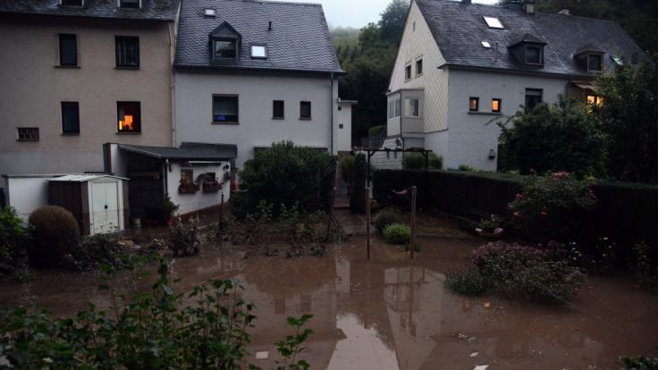 Ein heftiges Unwetter mit Starkregen und Hagel war über Trier hinweggefegt und flutete zahlreiche Strassen und Keller.
