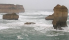 Erneut ist ein Gesteinsturm der Zwölf Apostel eingestürzt. Sie gehören zu den meistfotografierten Attraktionen Australiens. Experten rechnen damit, dass in Folge der natürlichen Erosion alle sieben noch verbliebenen Felsentürme in den nächsten Jahrzehnten ins Meer stürzen werden. Foto: dpa
