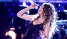 Nachwuchstalent Taylor Swift zeigt bei einem Konzert in Las Vegas, dass man auch in einem Paillettenkleid richtig rocken kann. Foto: ap