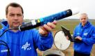 Dirk Jahncke und Edgar Zabel, Techniker der Deutsche Zentrum für Luft- und Raumfahrt (DLR), zeigen in Rustow bei Demmin die Versuchsanordnung von Tensiometer-Sonden zur Messung der Wasserspannung. Deutsche Forscher und Landwirte haben ein Netzwerk aufgebaut, um die konkreten Wirkungen des Klimawandels auf die Landwirtschaft zu untersuchen. Das letzte von vier Testfeldern im Rahmen der Tereno-Initiative wurde heute in Rustow in Betrieb genommen.  Foto: dpa
