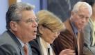 Joachim Gauck (l-r), Vorsitzender von 'Gegen Vergessen - für Demokratie', die Präsidentin des Zentralrats der Juden in Deutschland, Charlotte Knobloch, und Uwe-Karsten Heye, Vorsitzender von 'Gesicht zeigen! Aktion weltoffnenes Deutschland', antworten am Dienstag (24.10.2006) in Berlin auf Fragen von Journalisten. Gauck, Knobloch und Heye äußerten sich zur aktuellen Debatte um Rechtsextremismus. Foto: Peer Grimm dpa/lbn +++(c) dpa - Bildfunk+++ 
 Foto: dpa