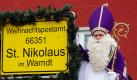Saarland/ Nikolaus-Darsteller Rudi Langer posiert am Sonntag (13.11.11) am Weihnachtspostamt St.Nikolaus vor dem Schild 'Weihnachtspostamt'. Tausende Briefe aus aller Welt erhaelt der Nikolaus in diesen Tagen im saarlaendischen St. Nikolaus. Dort oeffnet am 5. Dezember 2011 das Weihnachtspostamt. (zu dapd-Text) Foto: Thomas Wieck/dapd Foto: dapd