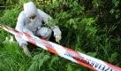 Ein Kriminaltechniker untersucht in einem Waldstück in Heidenheim-Nietheim, in dem vor einem Monat die Leiche der entführten Maria Bögerl gefunden wurde, den Boden. Einen Monat nach dem Auffinden der entführten und getöteten Bankiersfrau aus Heidenheim hält sich die Polizei zum Stand der Ermittlungen weiterhin bedeckt. Über 4300 Hinweise seien in dem Fall eingegangen, aus denen sich 4000 Spuren ergeben hätten, sagte ein Polizeisprecher. Die Familie der zweifachen Mutter hatte sich kurz nach dem Verschwinden der Frau mit einer emotionalen Ansprache an die Öffentlichkeit gewandt. Foto: ddp