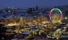 Etwa 200 Händler und Schausteller bieten auf dem Erfurter Weihnachtsmarkt ihre Waren und Attraktionen an. Allerdings verzeichnen sie nach Veranstalterangaben weniger Einnahmen als im Vorjahr. Grund seien die starken Schneefälle in den vergangenen Jahren. Aber auch die höheren Gema-Gebühren für gespielte Weihnachtsmusik, die die Händler vermutlich an die Besucher weitergeben werden, könnten für einen Besucherrückgang sorgen. Foto: ddp