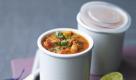 Würzige Möhrensuppe (1,7 l): In einem großen Topf 1 EL Olivenöl erhitzen. 1 rote, feingehackte Zwiebel und 250 g gewürfelte Chorizo 5 Min. sanft anbraten. Anschließend 400 g gewürfelte Möhren, 400 g gewürfelte Süßkartoffeln und 3 Stangen in Würfel geschnittenen Sellerie zugeben. Alles zusammen weitere 10 Min. schmoren. Gelegentlich umrühren. 1–2 TL getrocknete, zerstoßene Chilischoten, 1/2 TL gemahlenen Koriander und 1/2 TL Kurkuma zugeben und 2 Min. mitkochen. 300 g Tomatenwürfel und 1 l Hühnerbrühe zugeben. Großzügig würzen, alles aufkochen und 20 Min. sanft köcheln lassen, bis das Gemüse weich ist. Vier Schöpfkellen Suppe in einen Mixer geben und 15 g Koriander und 200 g Kichererbsen (Dose) hinzufügen. Die Suppe pürieren und mit 200 g Kichererbsen (Dose) und 15 g Koriander zurück in den Topf geben. Etwas Limettensaft unterrühren, abschmecken und eventuell mit Salz und Pfeffer nachwürzen. Foto: 2011, Auf Vorrat gekocht, Edition Styria / Tara Fisher