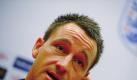 Nicht zum ersten Mal muss John Terry die Kapitänsbinde abgeben. Foto: Vassil Donev Foto: dpa