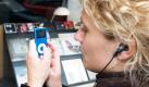 ARCHIV - ILLUSTRATION - Eine junge Frau schaut am 08.06.2009 vor einem Plattenladen in Münster auf ihren MP3-Player (ipod). Verbraucher sollen nach dem Willen der EU- Kommission in Zukunft besser vor Gesundheitsrisiken bei MP3- Musikplayern gewarnt werden. «MP3-Player lassen sich leicht so laut stellen, dass sie das Gehör schädigen», sagte Verbraucherkommissarin Kuneva am Montag (28.09.2009) in Brüssel. Die Behörde fordert Warnhinweise über die Risiken sowie eine unbedenkliche Standardeinstellung der Geräte. Obergrenzen für die Lautstärke sollen aber nicht vorgeschrieben werden. Foto: Friso Gentsch (zu dpa 0709 vom 28.09.2009) +++(c) dpa - Bildfunk+++  Foto: dpa