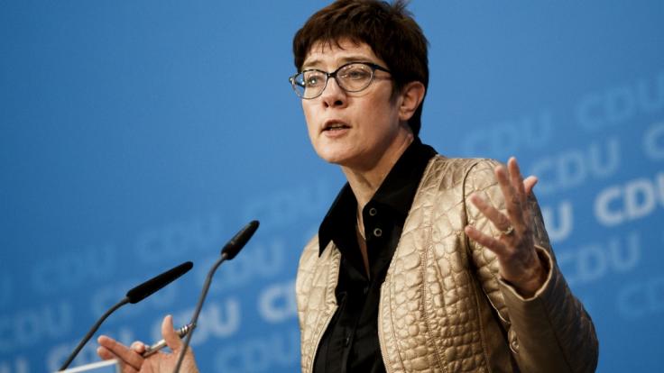 Annegret Kramp-Karrenbauer, Generalsekretärin der Christlich Demokratische Union Deutschlands (CDU), spricht am Abend nach der Landtagswahl in Hessen in der Parteizentrale.