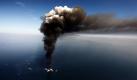 Nicht Eyjafjallajökull, sondern eine brennende Bohrinsel vor Louisiana, USA. Nach einer Explosion ist eine Ölkatastrophe nun fast nicht mehr aufzuhalten, denn die Bohrinsel versinkt im Meer und mit ihr zweieinhalb Millionen Liter Öl.  Foto: ap