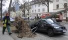 Ein umgestuerzter Baum liegt am Sonntag (28.02.10) in Mainz - Kostheim waehrend eines Sturms auf einem Auto. Im ganzen Land herrschen aufgrund des Orkantiefs 'Xynthia', das ueber Deutschland zieht, teilweise chaotische Zustaende.
 Foto: ddp