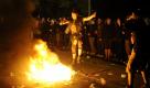 Demonstranten tanzen während der Antikapitalistischen Walpurgisnacht am Wismarer Platz in Berlin um ein Feuer. Zu einem als Kundgebung angemeldeten Konzert auf dem Platz in Friedrichshain versammelten sich zahlreiche Menschen vornehmlich aus dem linken Spektrum. Auch am Mauerpark in Prenzlauer Berg feierten nach Polizeiangaben rund 1500 Menschen, es herrschte Partystimmung. Viele Teilnehmer der Walpurgisnachtfeier tanzten zu Samba-Rhythmen an einem grossen Lagerfeuer, das genehmigt worden war. Foto: dapd