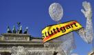 Vor dem Brandenburger Tor demonstrieren dieStuttgart-21-Gegner mit einer Puppe. Wir sind nach Berlin gekommen, um den Protest in die Hauptstadt zu tragen, sagt der Sprecher der Stuttgarter Parkschützer, Matthias von Herrmann. Der Empfang in Berlin zeigt, dass wir es geschafft haben, das Thema bundesweit auf die Tagesordnung zu setzen. Foto: dpa