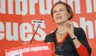 Teil der künftigen Doppelspitze? Auch Katja Kipping kandidiert für den Parteivorsitz. Die gebürtige Dresdenerin, deren Markenzeichen ihre roten Haare sind, ist seit 2003 stellvertretende Parteivorsitzende. Seit 2005 sitzt Kipping auch im Deutschen Bundestag. Sie möchte den Vorsitz allerdings nur ... Foto: dpa