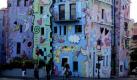 Das von dem US-amerikanischen Künstler James Rizzi entworfene Happy-Rizzi-Haus ist ein erfrischender Farbklecks in den Straßen von Braunschweig. Der Grundstein für das Gebäude wurde im September 1999 gelegt. Foto: ddp