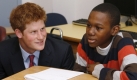 Britain's Prince Harry (L) speaks to student Brandon Black, 15, in a classroom during a tour of the Harlem Children's Zone school in the Harlem region of New York, USA, 30 May 2009.

 Foto: dpa