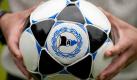 Eine Rettung des finanziell klammen Fußball-Zweitligisten Arminia Bielefeld wird zu einem Rennen gegen die Zeit. Bis zum 2. Juni muss der von der Insolvenz bedrohte Verein der Deutschen Fußball Liga (DFL) ein Finanzkonzept vorlegen, um die Lizenz für die nächste Saison zu bekommen. Foto: dpa