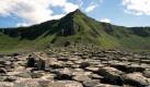 Der Giants Causeway, Damm des Riesen, ist eines der vielen Wanderziele in Irland. Er liegt in der nordirischen Grafschaft Antrim. Foto: Tourism Ireland