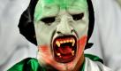 Bei dem Fußballspiel des AFC Asian Cup in Doha in Katar, bei dem die Vereinigten Arabischen Emirate am Abend gegen Iran anraten, zeigt ein iranischer Fan vor dem Anpfiff im Stadium rein  optisch seine Kampfeslust.  Foto: dpa