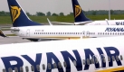Als Billigflieger ging Ryanair an den Start. Bei der Gepäckbeförderung bitte die Airline ihre Passagiere jetzt noch kräftiger zur Kasse. Ab 1. Oktober 2009 haben Ryanair-Fluggäste die Möglichkeit, mit zwei aufgegebenen Gepäckstücken zu reisen, die bereits zum Zeitpunkt der Buchung angemeldet und bezahlt werden. Pro aufgegebenen Gepäckstück liegt die Gewichtsgrenze bei 15 Kilogramm. 15 Euro kostet der erste Koffer, 35 kommen für den zweiten dazu. Wenn das Gepäck erst am Flughafen bezahlt wird, kostet´s mehr als das Doppelte. Foto: dpa