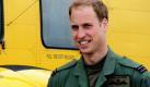 Prinz William will in die Fußstapfen seines jüngeren Bruders Harry treten und als Soldat nach Afghanistan gehen. Das sagt der Zweite in der britischen Thronfolge in einem Interview für den Sender Sky 1, das am Mittwoch ausgestrahlt werden soll. William hat kürzlich seine Ausbildung zum Militärhubschrauber-Piloten beendet und schiebt derzeit regulären Dienst in einer Militärbasis in Wales. Mein Herz gehört der Armee, sagt der 28-Jährige in dem Interview. Es sei nur schade, dass er aus Sicherheitsgründen noch nicht nach Afghanistan habe gehen können. Ich habe immer noch die Hoffnung, den Glauben und den absoluten Willen, da raus zu gehen. Foto: dpa