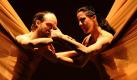 Flamenco trifft modernen Tanz in Wolfsburg
Vorspann:	
Text:	
Wolfsburg (dpa) - Der belgische Starchoreograf und Tänzer Sidi Larbi Cherkaoui und die legendäre spanische Flamencotänzerin María Pagés scheinen keine Grenzen zu kennen. Verschiedene Tanzstile verschmelzen und symbolisieren die Vermischung und Gleichberechtigung von Kulturen und Religionen. 

Mit der Deutschlandpremiere des Stückes «Dunas» sind die Movimentos-Festwochen der VW-Autostadt in Wolfsburg in die letzte Runde gestartet. Das Publikum der ausverkauften Vorstellung war begeistert und applaudierte minutenlang.

Zwei Menschen nähern sich einander. Wie Kokons umhüllen große Stoffbahnen die beiden. Sie ertasten sich vorsichtig, schließlich werden sie enthüllt und gehen nun direkt aufeinander zu. Jeder auf seine Art. Schon im Äußerlichen sind die beiden grundverschieden - sie im langen Flamenco-Kleid, er in weiten Hosen, Sweatshirt und Turnschuhen. Alte Schattenspiele und moderne Projektionen begleiten den Tanz der beiden.

María Pagés tanzt den klassischen Flamenco kraftvoll und gekonnt, jeder Schritt, jede Armbewegung kommt wie selbstverständlich und ist dennoch etwas Besonderes. Sidi Larbi Cherkaoui tanzt mal den Flamenco mit, mal lässt er Break Dance mit einfließen, mal lassen beide Tänzer ihre Arme nach arabischen oder auch klassischen Klängen miteinander tanzen.

Das Vagabundieren zwischen den Stilen ist ein Markenzeichen für Cherkaoui geworden. Er probierte sich zunächst in Diskotheken aus, kopierte MTV-Clips, lernte Break Dance und Hip Hop. All diese Elemente haben seinen Stil geprägt. Cherkaoui gilt als Bewegungswunder. Als Sohn einer streng katholischen Mutter und eines muslimischen Vaters lernte er zwei Welten kennen. Der Wunsch, beide Welten zu verbinden, findet sich in seinen Stücken wieder.

Auch María Pagés ist dafür bekannt, Grenzen zu überschreiten: «Sie hat den Flamenco verändert, einen Tanz mit strengen Regeln, die sie durch eigene Choreografien durchbrochen hat», beschreibt Maria Schneider, Kreativdirektorin der Autostadt, die Tänzerin. Festival-Leiter Bernd Kauffmann fühlt sich bei dem Stück an Lessings Ringparabel erinnert, in großer «Gedanken- und Gefühlsklarheit» werde das Gleichgewicht der Kulturen dargestellt.

Autostadt Foto: dpa