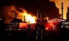 Die Ölverteilungsanlage auf der Karibikinsel Puerto Rico ist in den frühen Morgenstunden explodiert. Die Feuerwehr versuchte weitere Explosionen zu verhindern. Foto: ap