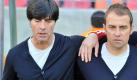 Trauriges Bundestrainer-Gespann im Partnerlook: Jogi Löw und Hansi Flick sind nach der Niederlage gegen Serbien zu Recht enttäuscht. Foto: dpa