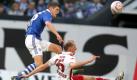 Der FC Schalke tat sich mit dem Gast aus Freiburg zunächst schwer. Hier wurde Stürmer Klaas-Jan Huntelaar von SC-Verteidiger Oliver Barth (rechts) bekämpft. Foto: dpa