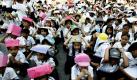 Philippinische Schüler schützen ihre Köpfe mit verschiedenen Gegenständen bei einer Erdbebenübung in der Hauptstadt Manila. Foto: ap