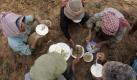 Local Cambodian villagers take a lunch during their short break at a farm field during the rainy season in Prakar village, about 18 kilometers (11 miles) west of Phnom Penh, Cambodia, Wednesday, Aug. 4, 2010. (AP Photo/Heng Sinith) 

 Foto: ap