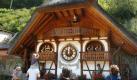 Eine riesige Kuckucksuhr mit Spielwerk zieht bei Hornberg im Schwarzwald Touristen an. Das Prunkstück dient einem Verkäufer von Schwarzwälder Kuckucksuhren als Blickfang. Foto: dpa