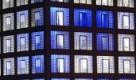 Blau und weiß leuchtet die Fassade der neuen Stadtbibliothek Stuttgart. Sie wurde von dem in Köln lebenden koreanischen Architekten Eun Young Yi entworfen. Heute wird sie feierlich in Betrieb genommen. Foto: dapd