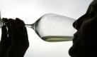 Alkohol sollte nicht die Lösung der Einschlafprobleme sein, dennoch greifen viele Deutsche gerne zum Glas Rotwein vor dem Zubettgehen. Foto: ddp