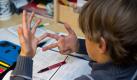 Hausaufgaben müssen zwar sein, aber wenn das Kind sie partout nicht machen will, kann man es auch schonmal ins offene Messer laufen lassen, sagt die Pädagogin. Dann steht es eben in der Schule ohne da. Von der erzieherischen Maßnahme sollten Eltern aber die Lehrer informieren. Foto: dpa