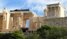 Angestellte des Kultur- und Tourismusministeriums stehen unterhalb und auf der Sehenswürdigkeit Akropolis in Athen. Auf dem Banner den die Demonstranten halten steht Nein zu Entlassungen. Der Hintergrund: Zeitlich begrenzte Verträge in der Verwaltung will die Regierung aufgrund der schlechten Finanzlage des Landes nicht mehr verlängern.  Foto: dpa