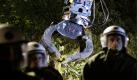 Trotz des erbitterten Protests haben die Baumfällungen begonnen. Die Polizei ist mit mehreren Hundertschaften vor Ort, um den Park abzuriegeln.
 Foto: dapd