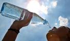 Viel Wasser wird bei Temperaturen um 34 Grad Celsius am Samstag (03.07.2010) in Berlin verkonsumiert. Der Sommer kühlt sich in den nächsten Tagen leicht ab, aber die nächste Hitzewelle ist schon in Sicht. Mit Höchstwerten zwischen 27 Grad im Westen und 32 Grad im Osten erwartet der Deutsche Wetterdienst (DWD) am Sonntag nicht mehr so eine Gluthitze wie zuletzt. Auch am Montag und Dienstag bleibt es mit bis zu 25 Grad im Norden und 31 Grad im Süden deutlich kühler als am Samstag. «In der zweiten Wochenhälfte klettern die Temperaturen aber wieder nach oben», sagte DWD-Meteorologin Paetzold am Samstag (03.07.2010) in Offenbach, «der Sommer ist offensichtlich richtig in Fahrt gekommen.» Foto: Wolfgang Kumm dpa/lbn +++(c) dpa - Bildfunk+++ Foto: dpa