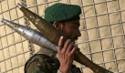 Ein afghanischer Soldat trägt mobile, panzerbrechende Munition. Er ist im Begriff, sich einer US-Patrouille anzuschließen. Die UN haben immer wieder die hohe Zahl ziviler Opfer in dem Konflikt kritisiert. Zuletzt waren bei einem von der Bundeswehr angeforderten Luftangriffe dutzende Menschen getötet worden. Foto: ap