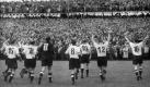 Danach bricht der Jubel los. Die Helden von Bern um ihren Anführer Fritz Walter (1. von rechts) lassen sich von den 60.000 Zuschauern im Berner Wankdorfstadion feiern. Foto: dpa
